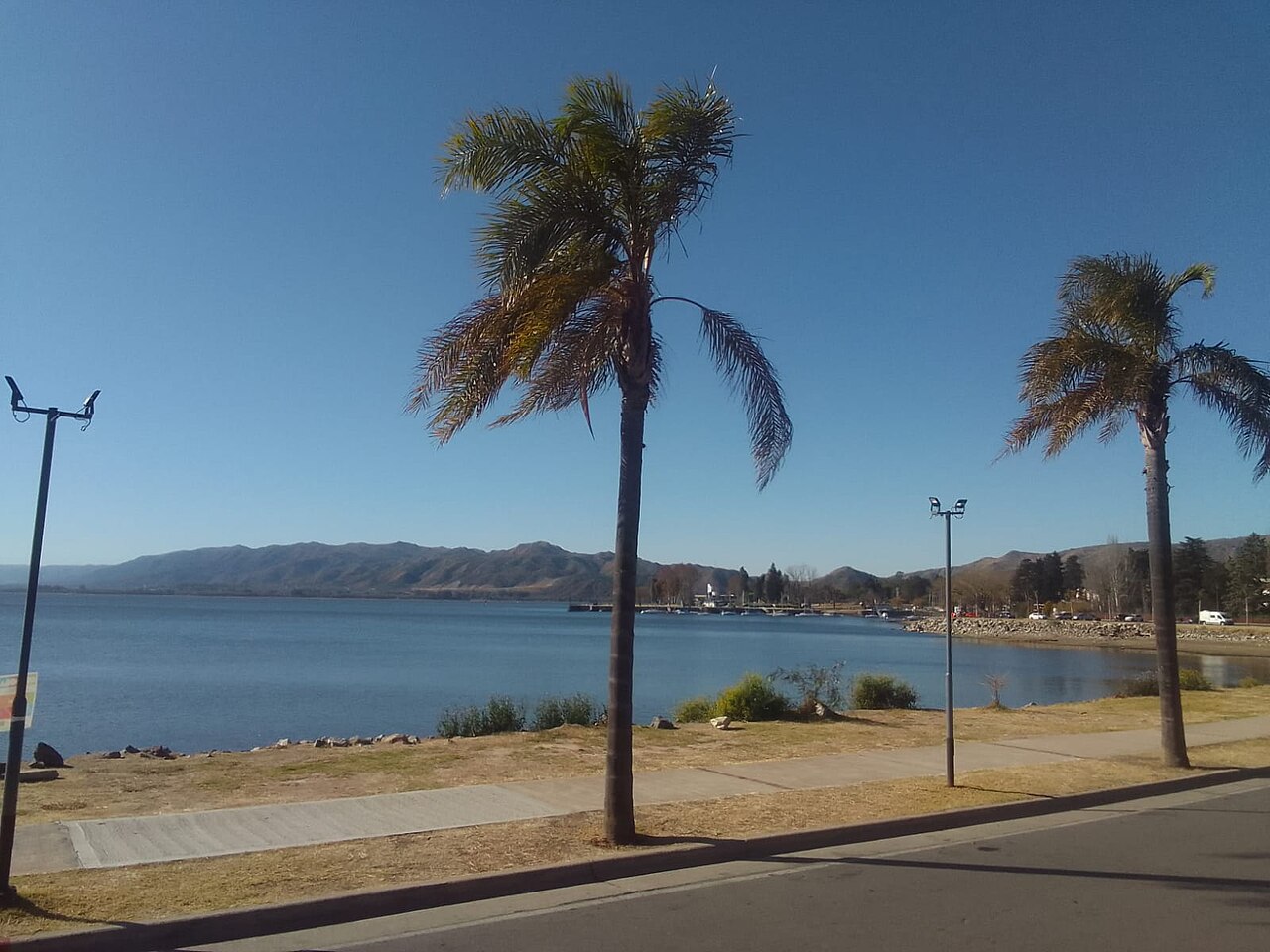 El lago San Roque desde la costanera de Villa Carlos Paz